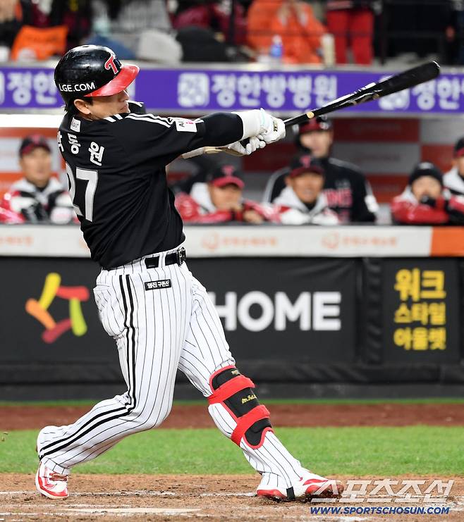 30일 대전 한화생명볼파크에서 열린 한국시리즈 4차전 한화 이글스와 LG 트윈스의 경기. 9회초 무사 1루 LG 박동원이 투런포를 날리고 있다. 대전=박재만 기자 pjm@sportschosun.com/2025.10.30/