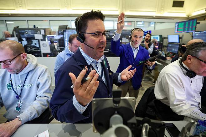 22일 미국 뉴욕 증권거래소 NYSE 아메리칸(AMEX) 현장에서 선물옵션 거래자들이 작업하고 있다. /연합뉴스