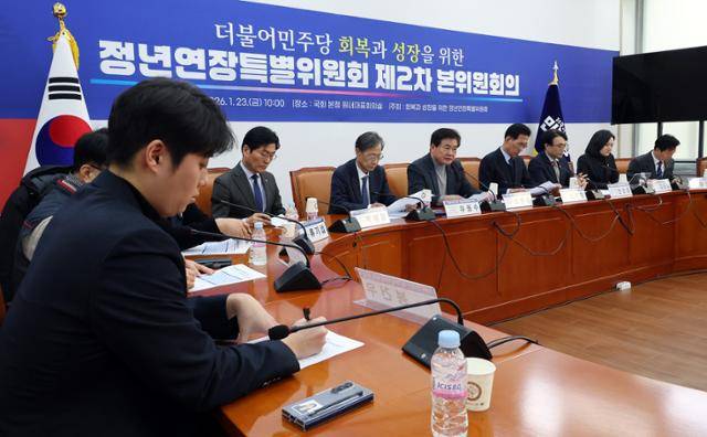 소병훈 더불어민주당 정년연장특별위원장이 23일 국회에서 열린 정년연장특위 제2차 본위원회의에서 발언하고 있다. 연합뉴스