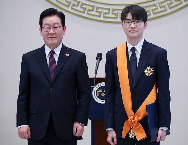 이재명 대통령이 지난 2일 청와대 영빈관에서 열린 2026년 신년인사회에서 프로게이머 '페이커' 이상혁에게 포상을 수여한 뒤 기념촬영을 하고 있다. 뉴시스