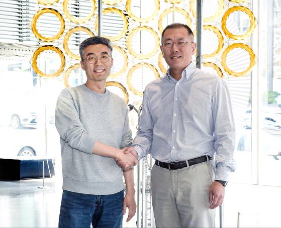 2019년 4월 19일 당시 현대차그룹 수석부회장(오른쪽)이던 정의선 회장과 당시 코드42 대표이던 송창현 전 현대차그룹 AVP본부장(사장)이 서울 논현동 현대모터스튜디오서울에서 만나 미래 모빌리티에 대해 의견을 나눈 뒤 기념 촬영한 모습. 사진 현대차그룹