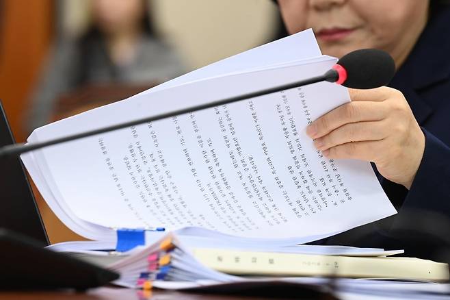 이혜훈 기획예산처 장관 후보자가 23일 서울 여의도 국회 재정경제기획위원회에서 열린 인사청문회에 참석, 개혁신당 천하람 의원에게 전달받은 비망록을 보고 있다. 사진=연합뉴스