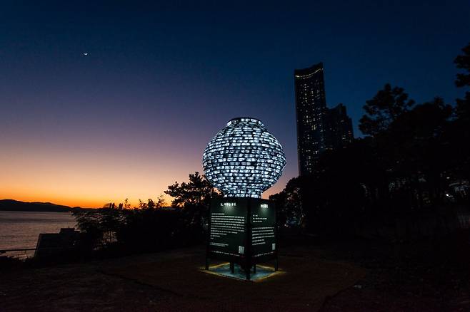해운대 달맞이언덕에 설치된 한원석 작가의 설치작품 ‘환월’. 오는 26일부터 3월 말까지 전시된다. 한원석 작가 제공