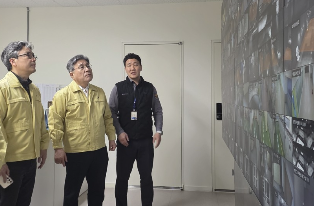 CCTV 상황 점검하는 허민 국가유산청장/ 사진=연합뉴스