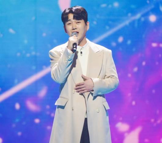 학교폭력 등 논란으로 활동을 중단했던 가수 황영웅의 지역 축제 출연이 취소됐다. /사진=황영웅 SNS