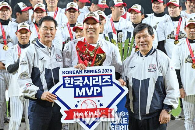 31일 대전 한화생명 볼파크 야구장에서 열린 LG 트윈스의 '2025 신한 SOL 뱅크 KBO 한국시리즈 우승 시상식.한국시리즈 MVP로 선정된 LG 김현수/마이데일리