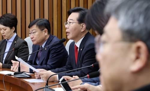 발언하는 송언석 원내대표 발언하는 송언석 원내대표 (서울=연합뉴스) 이동해 기자 = 국민의힘 송언석 원내대표가 23일 국회에서 열린 원내대책회의에서 모두발언을 하고 있다. 2026.1.23 eastsea@yna.co.kr (끝) <저작권자(c) 연합뉴스, 무단 전재-재배포, AI 학습 및 활용 금지>