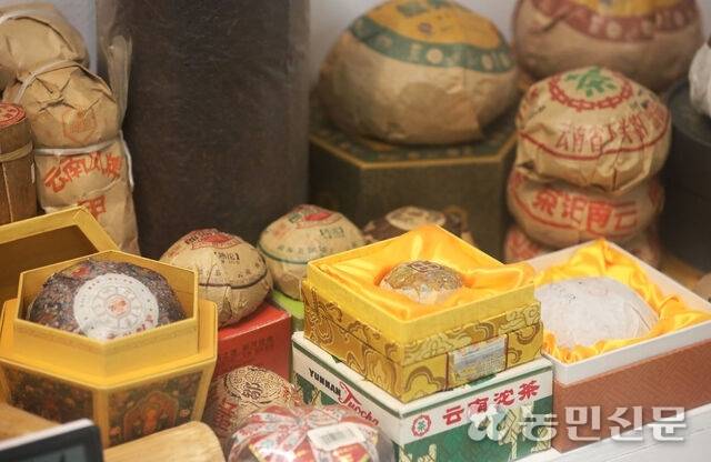 생산 연도와 모양이 제각각인 보이차를 만나볼 수 있다. 제천=백승철 프리랜서 기자