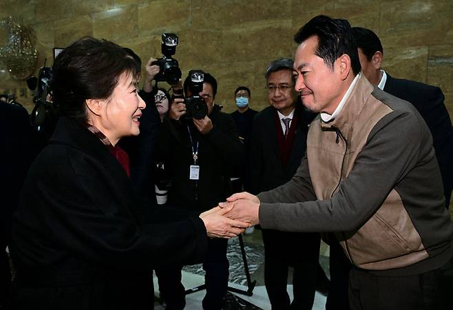 박근혜 전 대통령이 1월22일 국회 로텐더홀에서 통일교·공천 헌금 '쌍특검' 수용을 요구하며 단식 중인 장동혁 국민의힘 대표를 방문해 인사하고 있다. 이후 장 대표는 8일 만에 단식을 중단했다. ⓒ연합뉴스