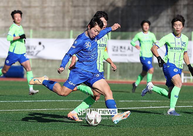 ▲ 전북 현대 유스 영생고 출신 중앙대 측면 공격수 최강민, 상지대와의 결승전에서 환상적인 감아차기 골을 넣었다.