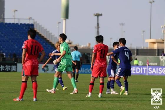 지난 일본과의 2026 AFC U-23 아시안컵 4강전 패배 후 아쉬워하고 있는 대한민국 U-23 대표팀 선수들과 기뻐하는 일본 선수들. 이번 대회 일본은 한국보다 두 살 어린 U-21 대표팀으로 참가해 결승까지 올랐다./사진=대한축구협회 제공