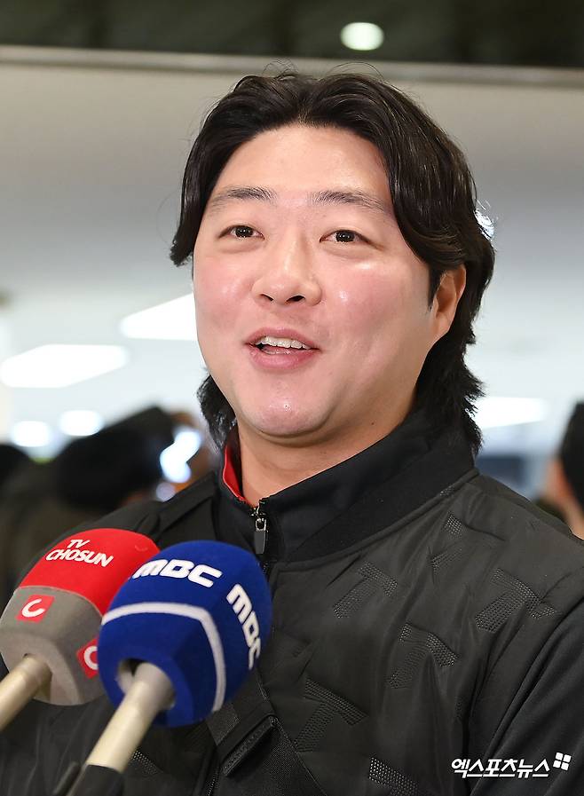 KIA 타이거즈가 23일 오후 일본 아마미오시마에서 진행되는 스프링캠프를 위해 김포국제공항을 통해 일본으로 출국했다. 김범수가 출국 전 인터뷰를 하고 있다. 김포공항, 고아라 기자
