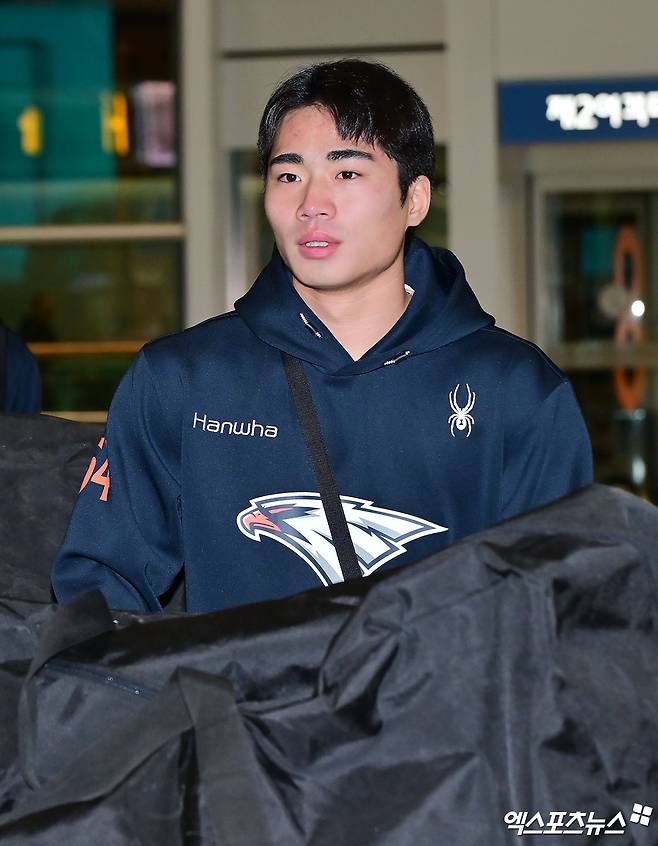 2026시즌 스프링캠프 훈련에 나서는 한화 이글스 선수단이 23일 오전 인천국제공항을 통해 호주 멜버른으로 출국했다. 출국장으로 향하는 한화 오재원. 인천공항, 김한준 기자