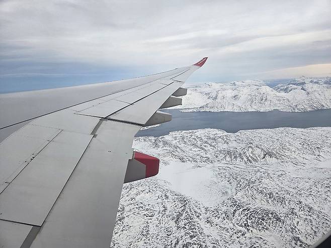 누크행 비행기에서 내려다본 그린란드 풍경 (그린란드=연합뉴스) 현윤경 특파원 = 22일(현지시간) 그린란드 수도 누크행 비행기에서 내려다본 눈 덮인 그린란드. 2026.1.23 ykhyun14@yna.co.kr