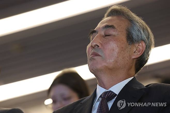 눈 감은 민중기 특검 (서울=연합뉴스) 김성민 기자 = 민중기 특별검사가 29일 서울 종로구 KT광화문빌딩 웨스트빌딩 브리핑실에서 열린 최종 브리핑에 참석해 있다. 2025.12.29 ksm7976@yna.co.kr