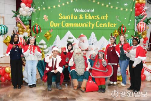 ◇화천산천어축제장을 찾은 핀란드 리얼산타와 요정 엘프가 어린이들에게 잊지 못할 추억을 심어주고 있다.
