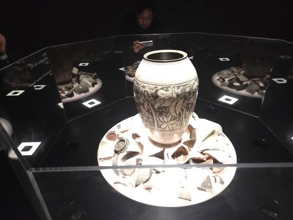 제2전시실의 박상진 장인의 분청사기. / 천선우 기자