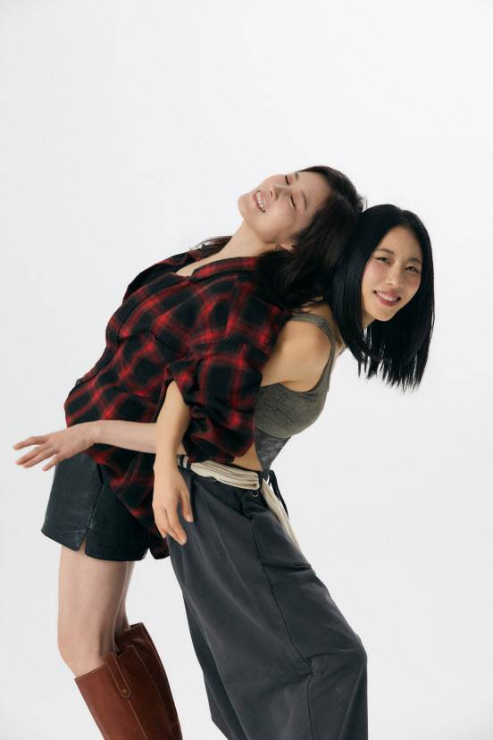 배우 문소리(왼쪽)와 안무가 리아킴(사진=강북문화재단).