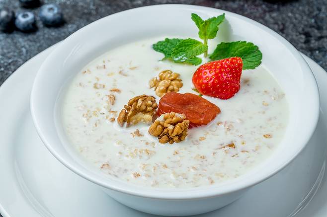 부담스럽지 않은 느낌을 주는 아침식사 대용 오트밀. 오트밀은 귀리를 볶은 뒤 부수거나 납작하게 눌러 바로 조리할 수 있게 만든 것이다. 최근 국내서도 오트밀이 저속노화 개념과 함께 관심을 끌고 있다. 사진=게티이미지뱅크