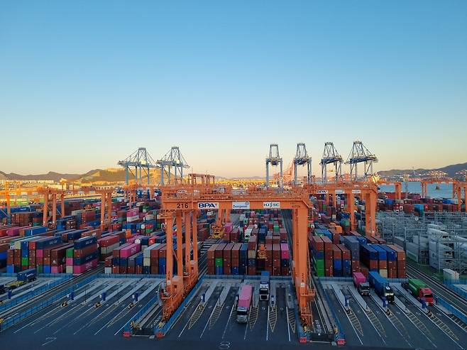 부산항 신항 7부두 동원글로벌터미널부산 전경. /김양혁 기자