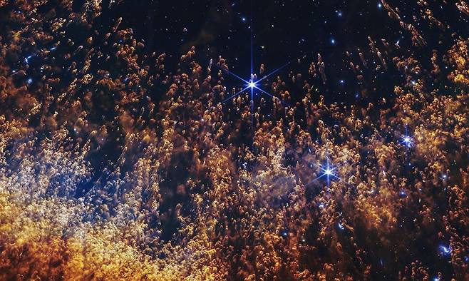 미국항공우주국의 제임스웹우주망원경이 촬영한 650광년 거리의 헬릭스성운의 일부. 미국항공우주국 제공