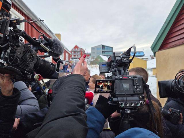 23일 메테 프레데릭센 덴마크 총리의 갑작스런 그린란드 방문에 현지에 머무르는 외신 기자들도 분주하게 움직였다. 사진은 옌스 프레데릭 닐센 그린란드 총리와 오찬회담을 마치고 나온 프레데릭센 총리를 취재 중인 언론. 누크=정승임 특파원