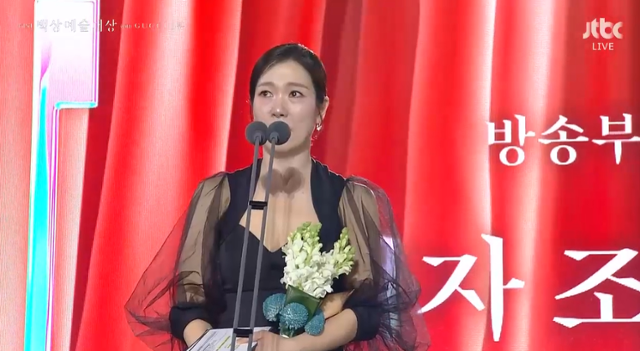 데뷔 26년 차를 맞이한 배우 염혜란이 최고의 주가를 달리며 믿고 보는 배우라는 타이틀을 얻었다. JTBC '백상예술대상' 영상 캡처