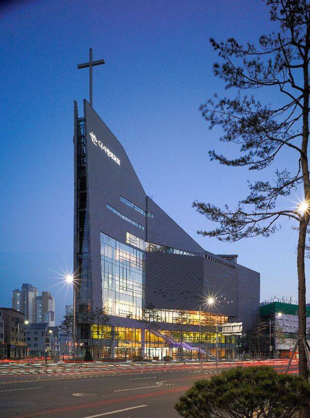 수원 더사랑의교회 전경. 하늘로 솟구쳐 있는 꼭짓점은 비둘기의 머리로, 건물 중간의 넓게 퍼지는 본당 부분은 날개와 배로 형상화했다. 서인건축 제공