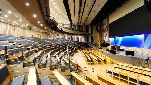 1700석 규모의 대예배당.
