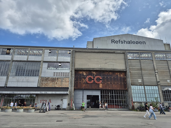 레프살렌이라 적힌 거대한 조선소 용접실에 들어선 코펜하겐 컨템포러리. ©김슬기