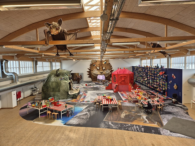 몬스터 쳇윈드의 전시. 관람객의 참여를 통해 완성되는 ‘현재 진행형’ 전시다. ©김슬기