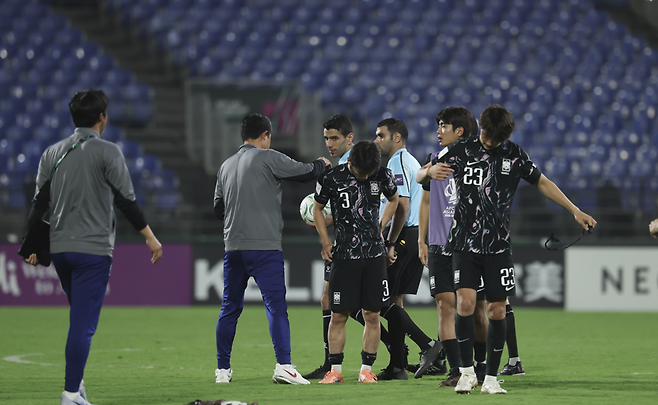 이민성 감독(왼쪽에서 두번째)이 베트남에 승부차기 끝에 패한 한국 선수들을 위로하고 있다. 대한축구협회