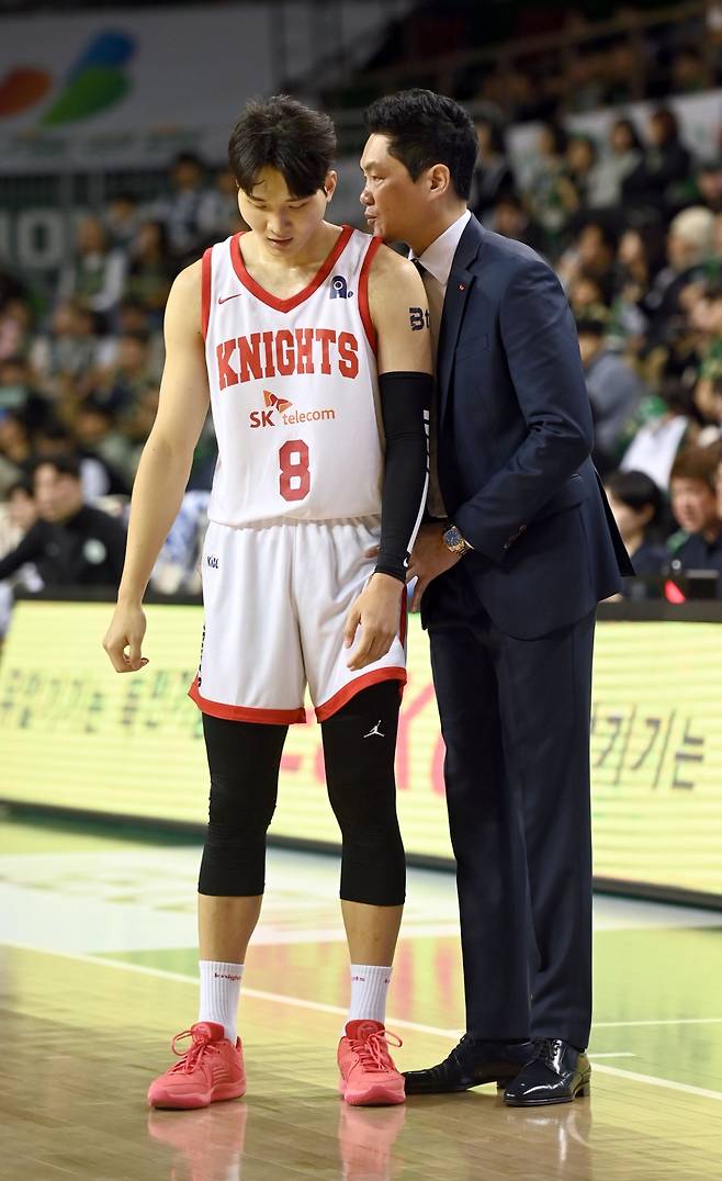 전희철(오른쪽) 서울SK 감독이 안영준에게 작전 지시하고 있다. /사진=KBL 제공