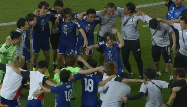 아시아 정상에 오른 일본 대표팀(사진=유튜브 화면 갈무리)