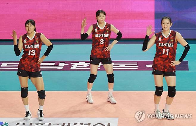 27일 오후 인천 부평구 인천삼산월드체육관에서 열린 프로배구 '2023~24 도드람 V리그 올스타전' 에서 K-스타 정지윤, 김다인, 이다현이 댄스 세리머니를 선보이고 있다. 사진=연합뉴스