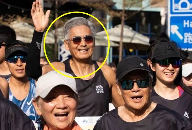 주윤발이 친구들과 달리며 손을 들어 인사하고 있다. 사진=스탠다드차타드 홍콩 마라톤 SNS