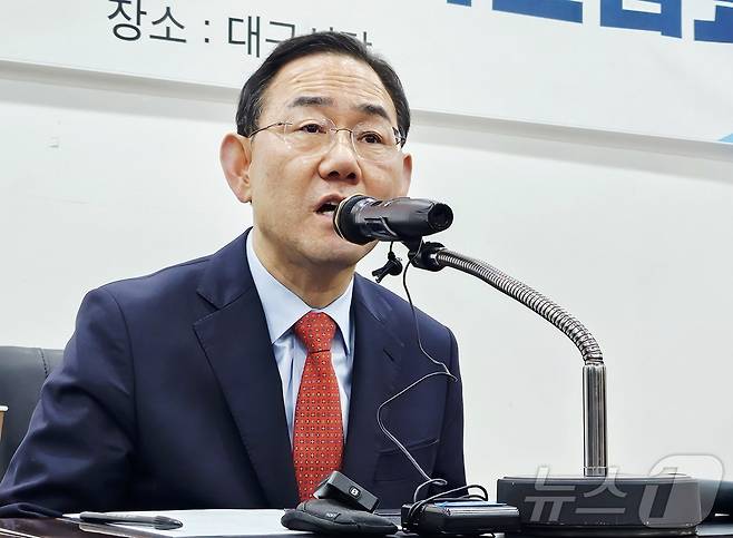 주호영 국회 부의장(60·국민의힘·대구 수성구갑)이 25일 대구 수성구 국민의힘 대구시당에서 기자간담회를 열고, 6·3 지방선거 대구시장 출마와 관련된 입장과 행정통합과 관련된 의견을 밝히고 있다. 2026.1.25/뉴스1 ⓒ News1 남승렬 기자