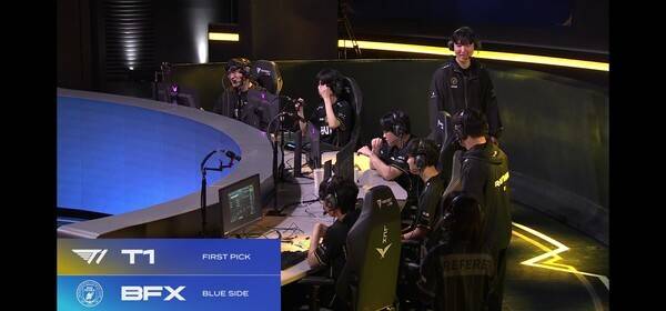 BNK 피어엑스가 T1의 중·후반 교전 설계를 정면으로 흔들며 승부를 원점으로 돌렸다. 랩터의 과감한 정글 동선과 신드라-자르반 조합의 완성도가 빛난 한 판이었다. (T1 & BNK피어엑스= 1:1). /사진=네이버 치지직 라이브영상 캡처)