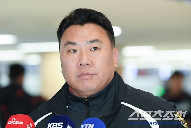 KIA 타이거즈 이범호 감독과 코칭스태프, 외국인 선수들이 22일 오후 김포공항에 도착해 스프링캠프 장소인 일본 아마미오시마로 출국했다. 이범호 감독이 인터뷰에 응하고 있다. 김포공항=정재근 기자 cjg@sportschosun.com/2026.1.22/