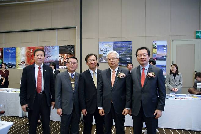 2017년 미치가미 히사시 부산총영사가 한일관련 행사에서 정의화 전 국회의장(오른쪽에서 두번째), 장제국 동서대 총장(맨 오른쪽) 등과 함께 했다.