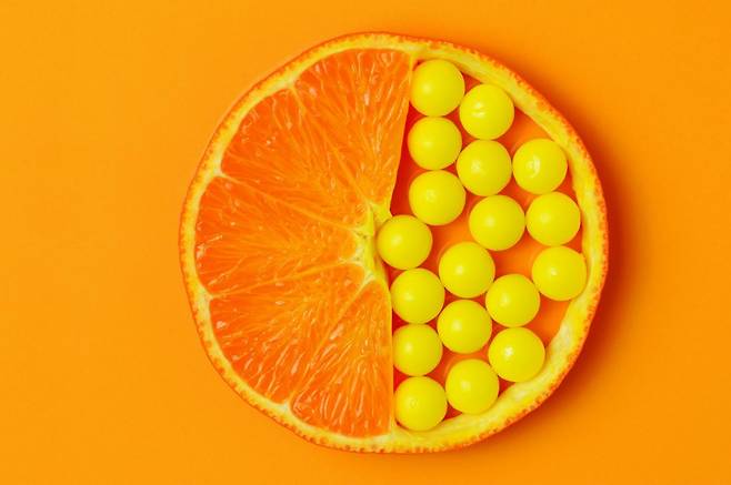 자연 식품과 보충제의 대비. 흡수 효율보다 중요한 것은 ‘얼마를, 얼마나 자주’ 섭취하느냐다. 게티이미지뱅크