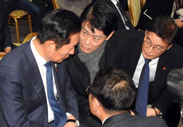 25일 오후 제주상공회의소에서 열린 청솔 포럼 비전 선포식에서 정청래 더불어민주당 대표가 한민수 비서실장으로부터 이해찬 민주평화통일자문회의 수석부의장(전 국무총리)의 별세 소식을 전해듣고 있다. 제주=뉴시스