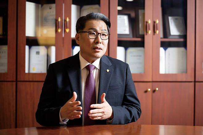 최영재 기자변창훈 대구한의대 총장은 “전통 한의학이라는 학문적 자산을 토대로 바이오, 헬스케어, 재활 의료, 기능성 소재, 뷰티 산업으로 확장되는 K-메디 산업을 전략 분야로 설정하고 이를 교육과 연구, 산학협력, 글로벌 진출까지 유기적으로 연계하는 글로컬 모델을 구축해 나가고 있다”고 했다. 최영재 기자