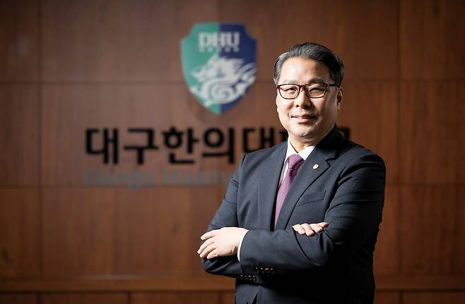 변창훈 대구한의대 총장이 2025년 12월 3일 월간중앙과 인터뷰한 뒤 기념 촬영을 하고 있다.