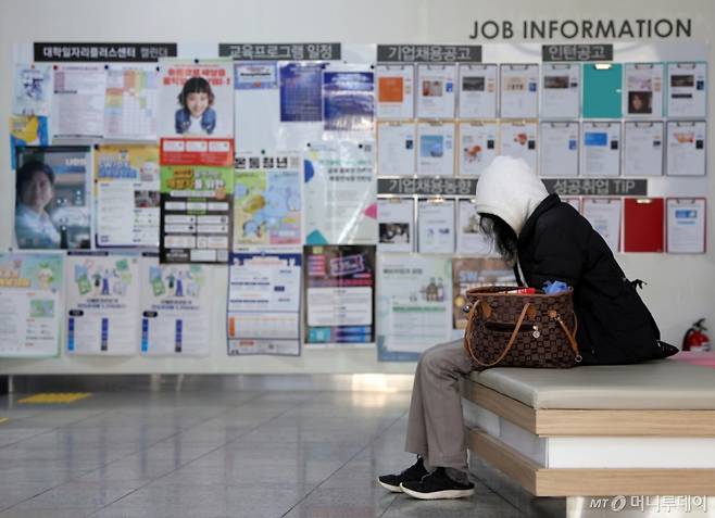서울 시내의 한 대학교 일자리플러스센터에 학생이 채용정보 게시판 앞에 앉아 있다. /사진=뉴시스