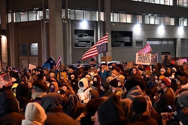 24일(현지시간) 미니애폴리스 총격 사망 사건 후 워싱턴DC에 있는 이민세관단속국(ICE) 건물 앞에서 시민들이 항의 시위를 벌이고 있다/AFPBBNews=뉴스1