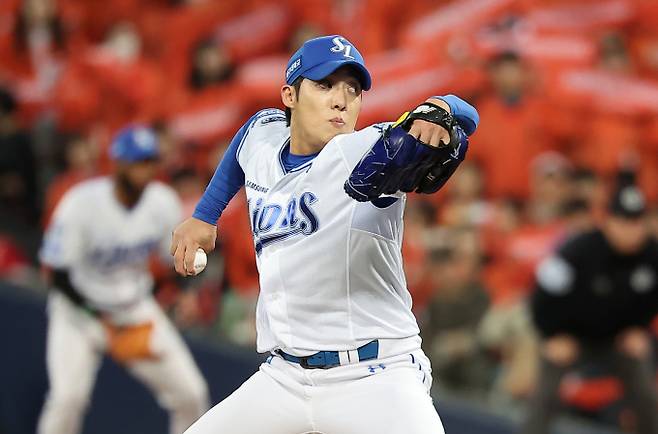 지난해 10월 대구 삼성라이온즈파크에서 열린 프로야구 2025 신한 SOL뱅크 KBO 플레이오프 4차전 한화 이글스와 삼성 라이온즈의 경기, 삼성 선발 원태인이 2회초 등판해 힘차게 공을 던지고 있다. /사진=뉴스1