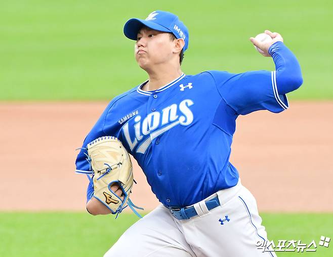 18일 오후 대전 한화생명 볼파크에서 열린 '2025 신한 SOL Bank KBO 포스트시즌' 삼성 라이온즈와 한화 이글스의 플레이오프 1차전 경기, 6회말 무사 2루 삼성 배찬승이 공을 힘차게 던지고 있다. 엑스포츠뉴스 DB