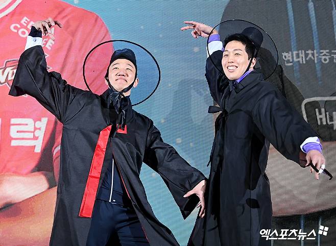 남자프로배구 한국전력의 신영석(왼쪽)이 25일 강원도 춘천 호반체육관에서 열린 진에어 2025-2026 V리그 올스타전에서 현대캐피탈 최진호와 넷플릭스 애니메이션 '케이팝 데몬 헌터스'의 캐릭터 사자 보이스 코스튬을 선보였다. 사진 고아라 기자