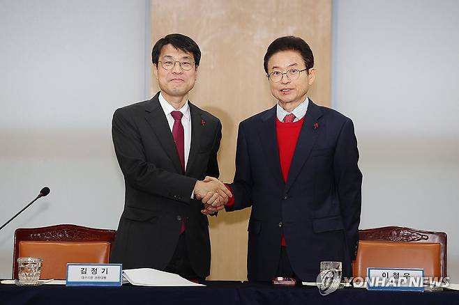행정통합위해 손 맞잡은 대구·경북 (안동=연합뉴스) 김현태 기자 = 20일 오후 경북 안동시 경상북도청에서 열린 대구·경북 행정통합 추진협의 회의에서 이철우 경북지사(오른쪽)와 김정기 대구시장 권한대행 행정부시장(왼쪽)이 악수하고 있다. 2026.1.20 mtkht@yna.co.kr